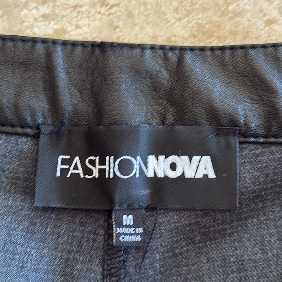 FASHION NOVA cargo pants, wide leg, black faux leather, zip, high waist. M - Picture 12 of 17